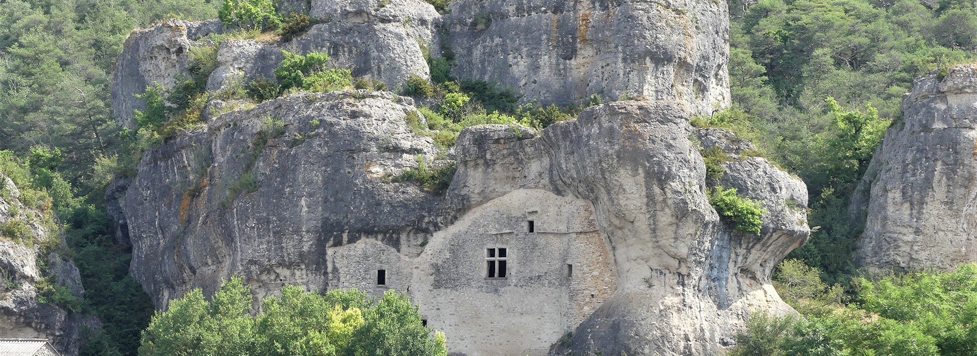 Visiter Le hameau troglodyte des Baumes - Occitanie