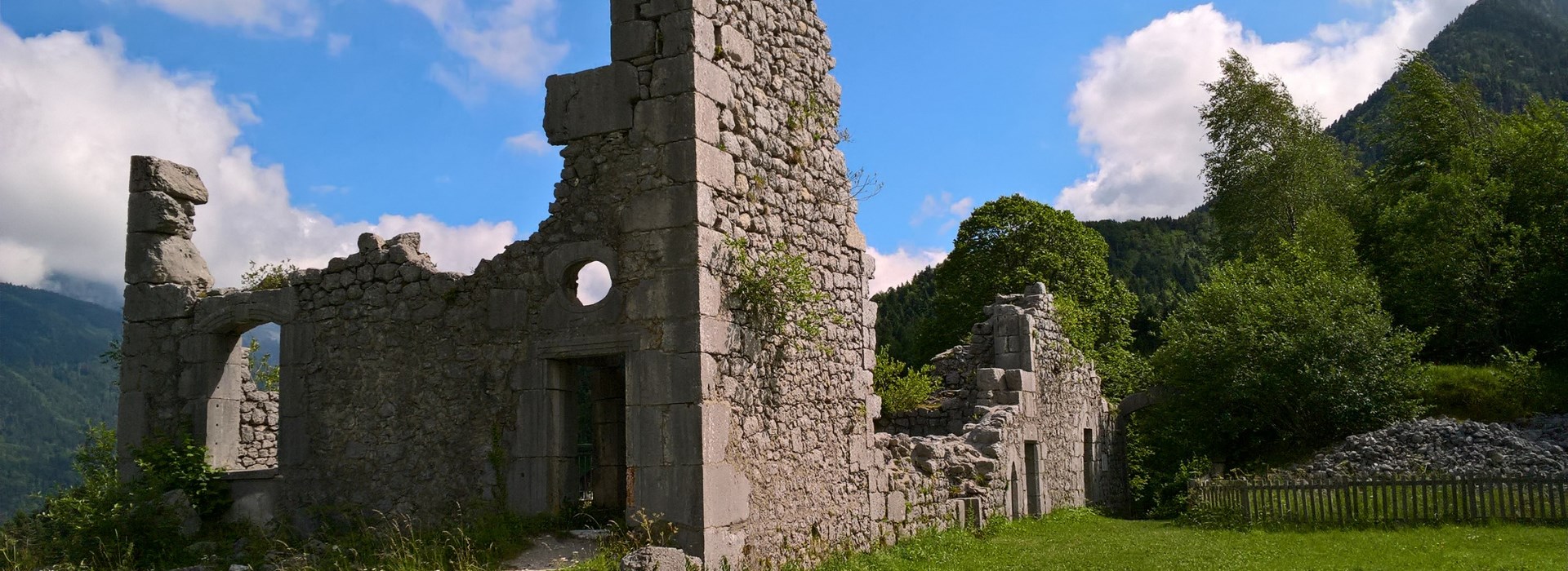 Visiter Le château de Montbel - Rhône-Alpes