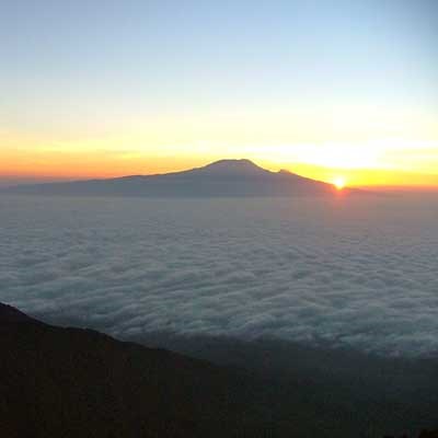 que faire en Tanzanie : visiter Le Uhuru Peak