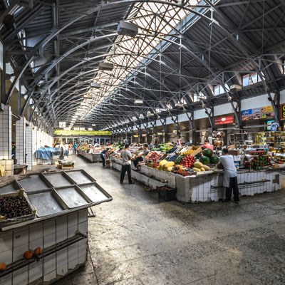 que faire en Russie : visiter Le marché de Kouznetchny