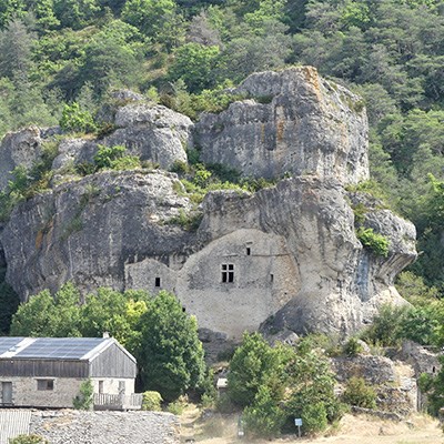 que faire en Occitanie : visiter Le hameau troglodyte des Baumes