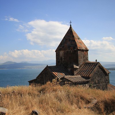 que faire en Arménie : visiter Le Monastère de Sevanavank