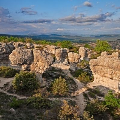 que faire en Provence : visiter Les rochers des Mourres
