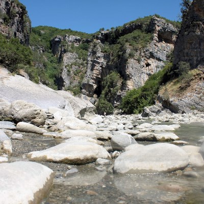 que faire en Albanie : visiter Le canyon de Langarica