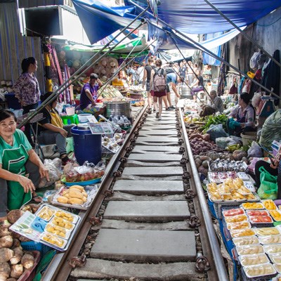 que faire en Thaïlande : visiter Le marché de Mae Khlong