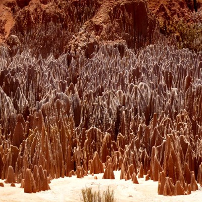 que faire à Madagascar : visiter Les Tsingy Rouges d'Irodo