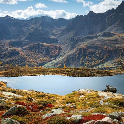 que faire en Rhône-Alpes : visiter Le lac des 7 couleurs 