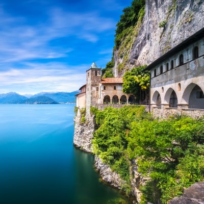 que faire en Italie : visiter L'Ermitage Santa Caterina del Sasso