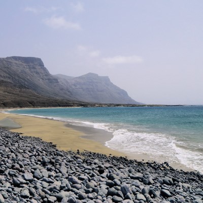 que faire aux Canaries : visiter La plage d'Arrieta (Lanzarote)