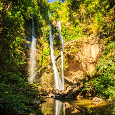 que faire en Thaïlande : visiter La cascade naturelle de Mok Fah