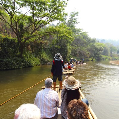 que faire en Thaïlande : visiter La rivière Mae Tang en rafting bambou