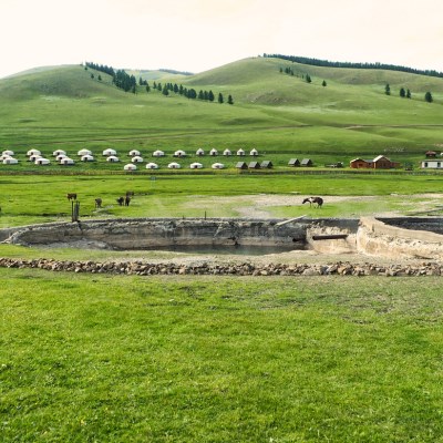 que faire en Mongolie : visiter La source chaude de Tsenkher