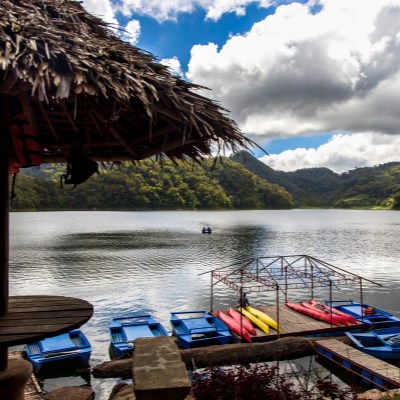 que faire aux Philippines : visiter Le parc des Twin Lakes