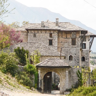 que faire en Albanie : visiter Gjirokastër