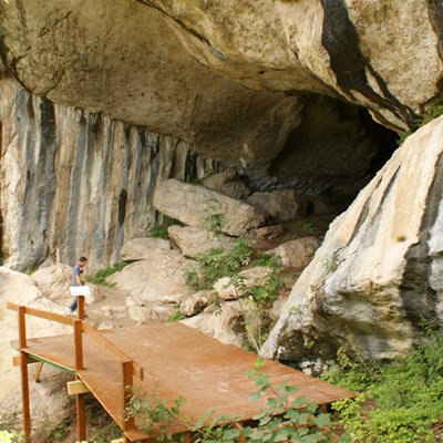 que faire en Albanie : visiter La grotte de Pellumbas