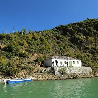 que faire en Albanie : visiter Le Lac de Koman