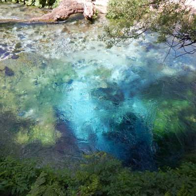 que faire en Albanie : visiter L’œil bleu