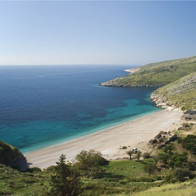 que faire en Albanie : visiter La plage de Gjipe