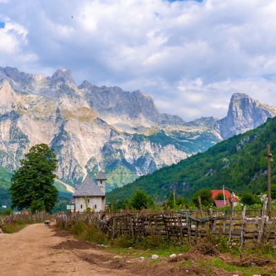 que faire en Albanie : visiter Le village de Theth