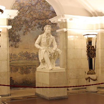 que faire en Russie : visiter Le métro de Saint Pétersbourg