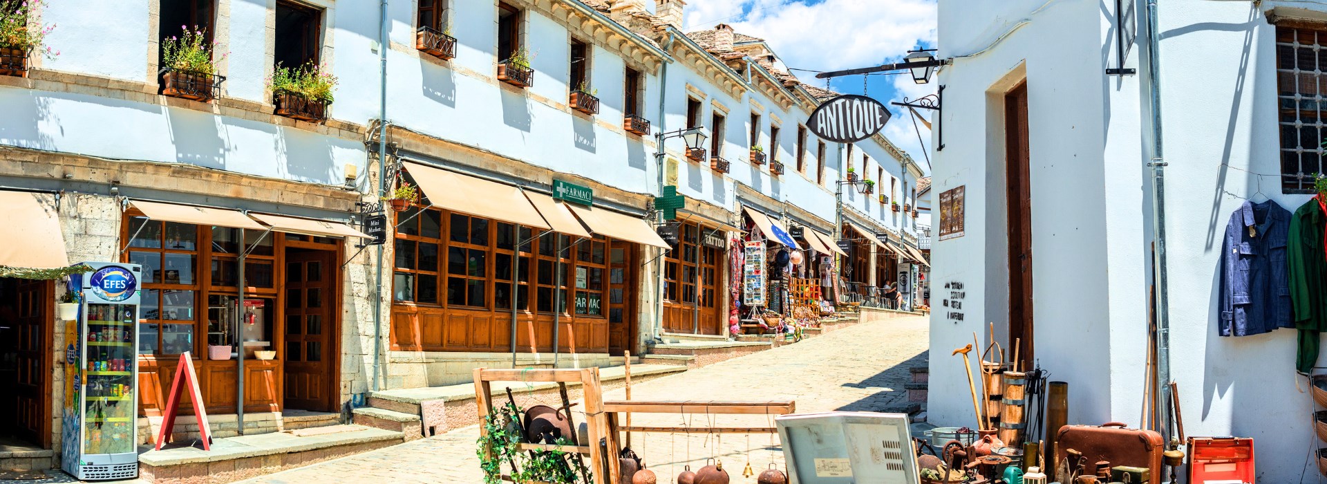 partir gjirokaster en famille