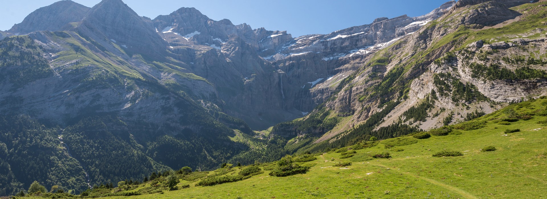 randonnée dans les Pyrénées en groupe