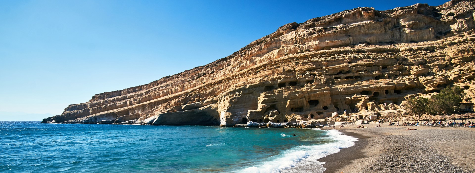 Plage et village pittoresque crête